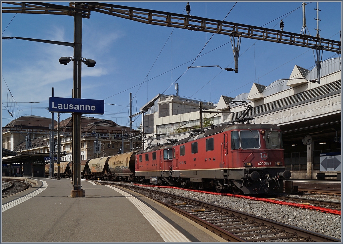 Nach dem Abwarten der Blockdistanz in Lausanne setzen die beiden Re 4/4 II 11250 und 11275 mit dem Spaghetti-Zug von Frankreich nach Italien ihre Fahrt fort. Der Zug besteht aus 17 Uagpps (o.ä.) bzw. die beiden Loks haben 68 Achsen am Hacken. 

17. April 2020