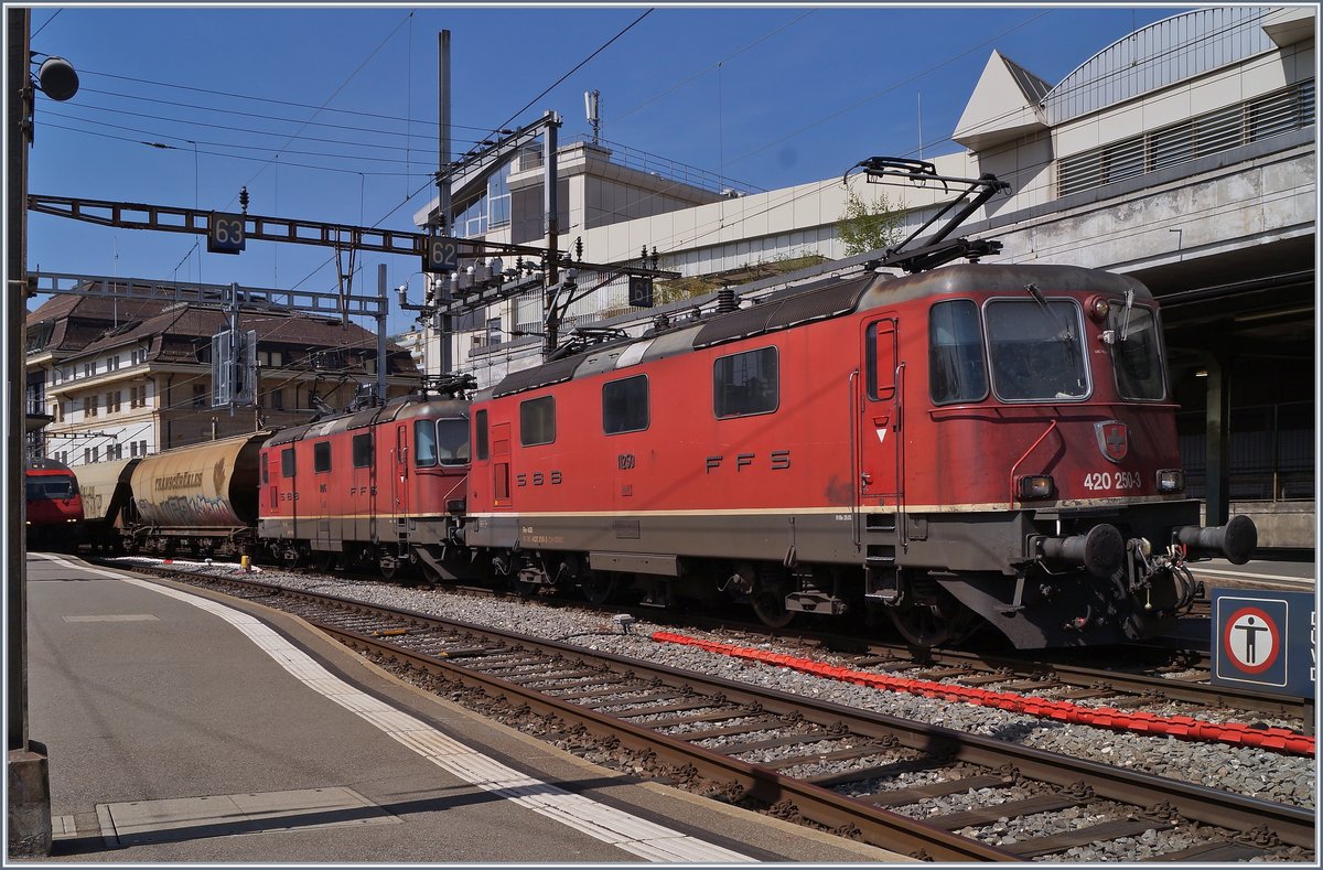 Nach dem Abwarten der Blockdistanz in Lausanne setzen die beiden Re 4/4 II 11250 und 11275 mit dem Spaghetti-Zug von Frankreich nach Italien ihre Fahrt fort. Der Zug besteht aus 17 Uagpps (o.ä.) bzw. die beiden Loks haben 68 Achsen am Hacken. 

17. April 2020 