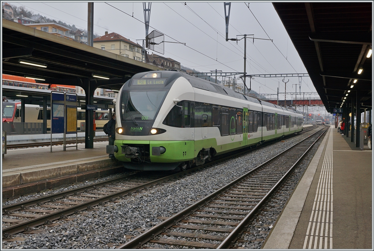 Nach einigen Monaten baubedingter Betriebseinstellung verkehren ab Neuchâtel wieder Züge nach Le Locle. Der TransN RABe 527 332 wartet in Neuchâtel auf die Abfahrt nach Le Locle. 

20. Dezember 2021
