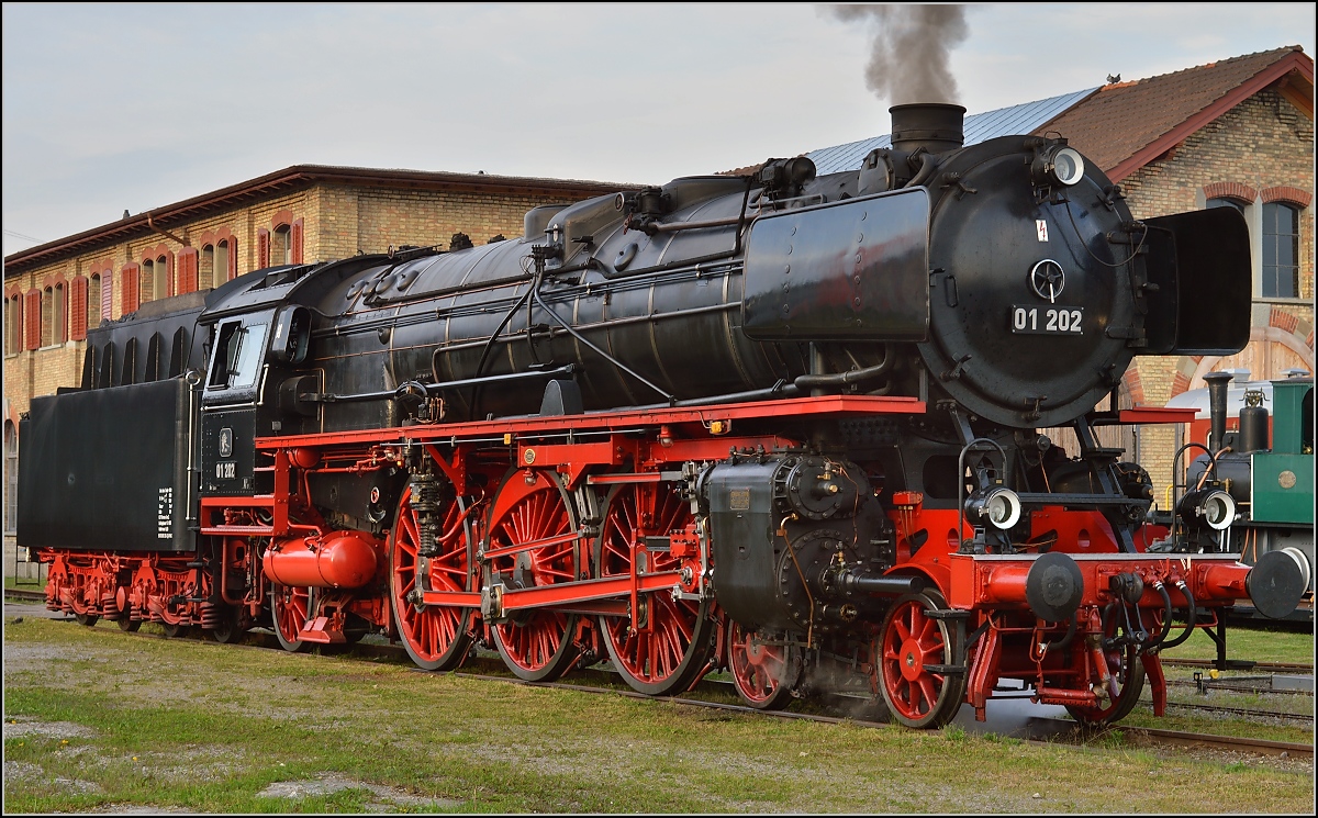 Nach getaner Arbeit, 01 202 beim Abdampfen in Romanshorn. Mai 2015.