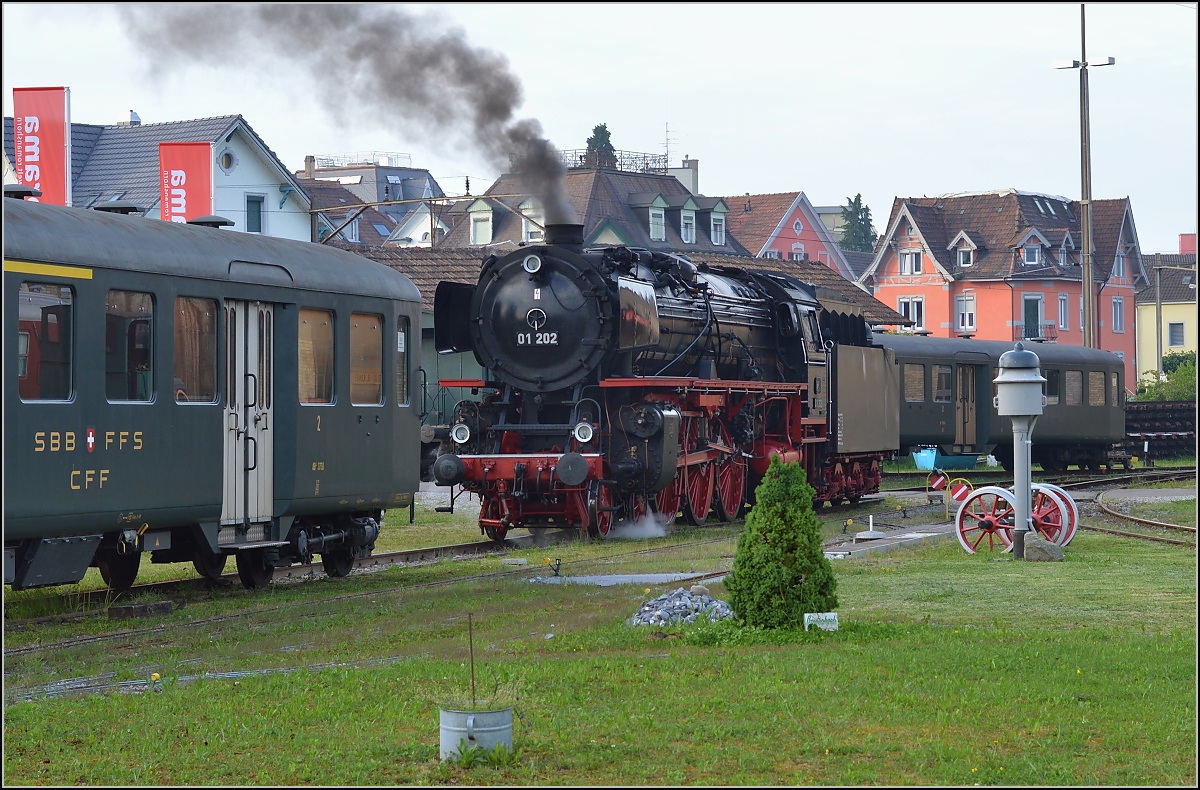 Nach getaner Arbeit, 01 202 beim Abdampfen in Romanshorn. Mai 2015.