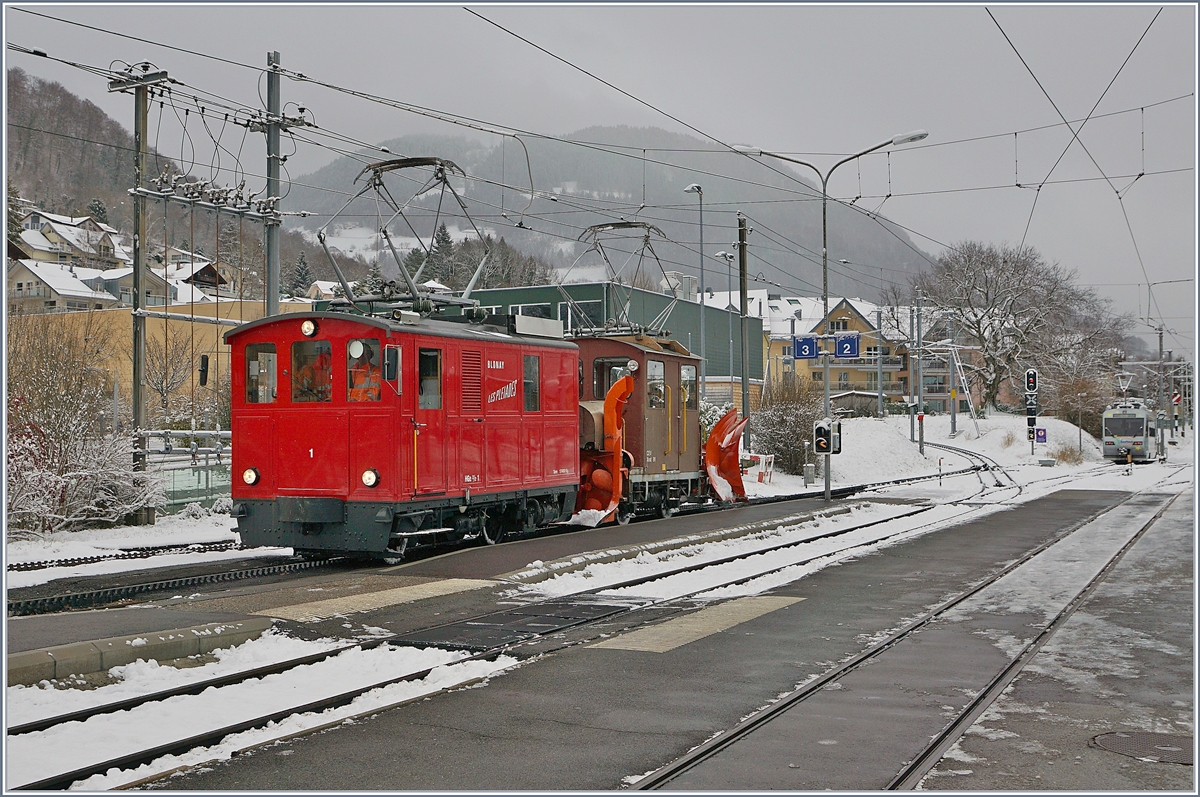Nach getaner Arbeit auf der Strecke nach Les Pléiades erreicht die CEV HGe 2/2 (Baujahr 1911) und die X rot 91 den Bahnhof von Blonay und werden dann rasch in den Lokschuppen gebracht. 28. Jan. 2019