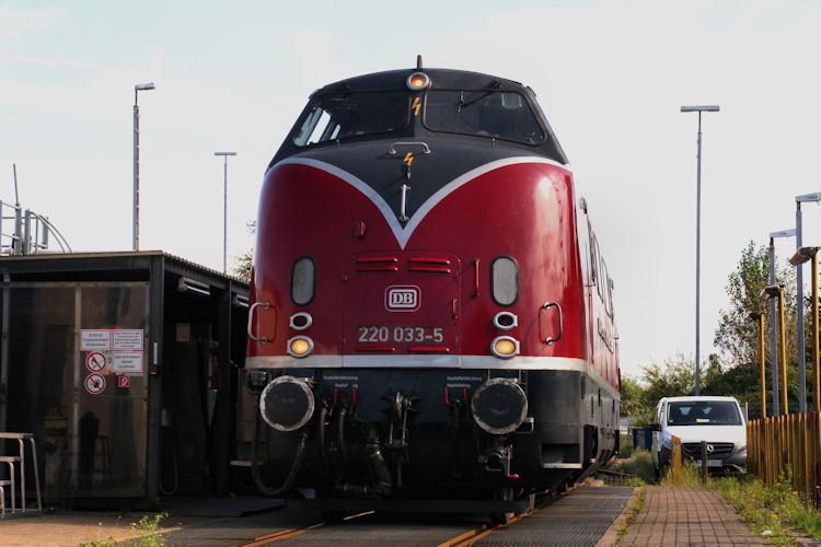 Nach Getaner Arbeit nun erst ein mal Diesel Tanken im Bahnhof Cuxhaven an der Lok & Triebwagen Tankstelle der DB AG.

Weitere Bilder auf www.bahnfotokiste.com