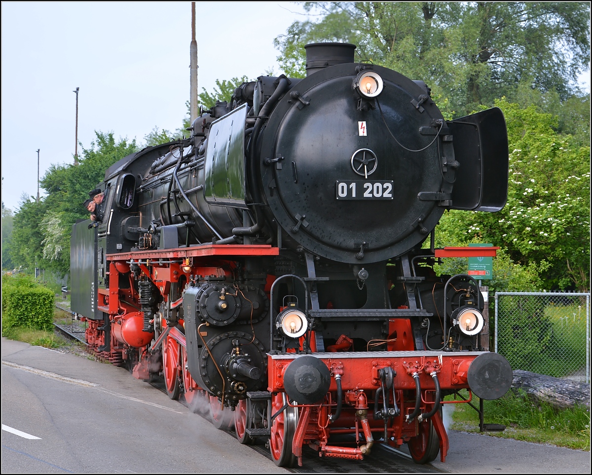 Nach getaner Arbeit, die Wgen sind abgestellt und 01 202 macht sich auf dem Weg ins Locorama in Romanshorn. Mai 2015.