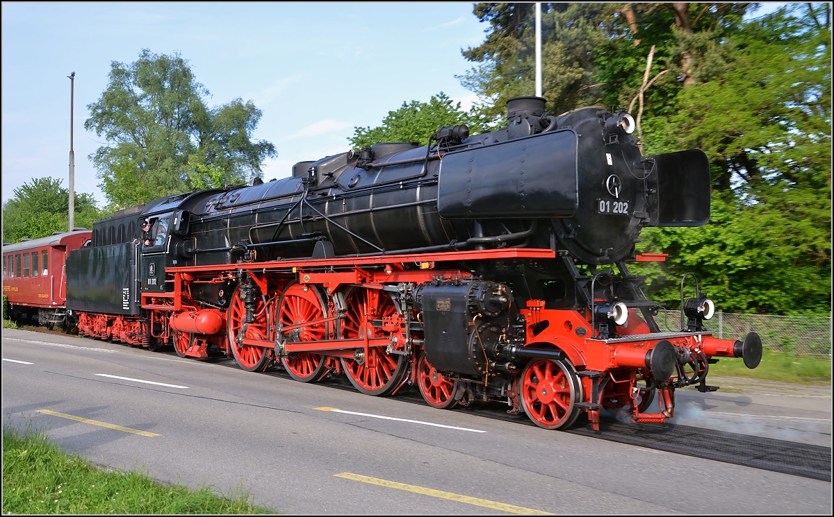 Nach getaner Arbeit, die Wgen werden auf den Gleisen, die einst dem Trajektverkehr dienten, abgestellt. Romanshorn, Mai 2015.