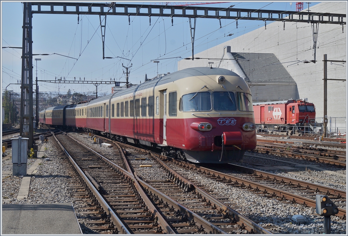 Nach längerer Zeit gab es in Lausanne wieder einmal einen TEE zu bewundern: Der RAe TEE II 1053 auf einer Extrafahrt verlässt Lausanne Richtung Biel/Bienne.

31. März 2019