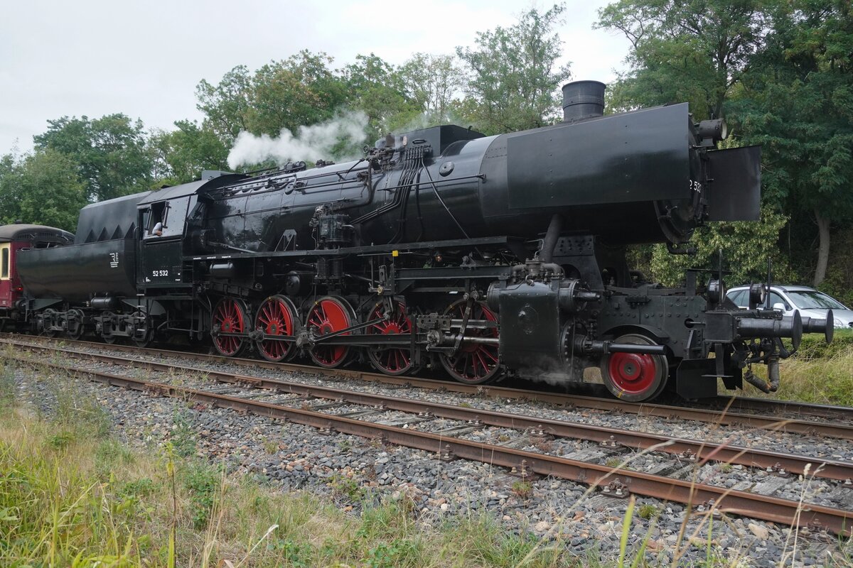 Nach mehr als 13 jahre Stillstand und Restauration,wobie die Lok zwischenzeitlich von Eigent�mer wechselte (VSM=>ZLSM) steht am 19 Augustus 2026 die 52 532 glanzend in Schin op Geul mit der Mittwoch fahrender Dampfpendelzug von und nach Simpelveld.