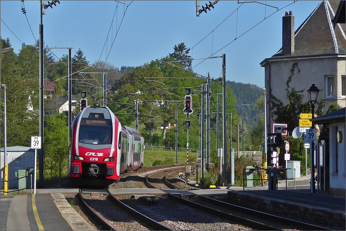 Nach mehr als 2 Monaten fuhren wir mal wieder mit der Bahn von Wilwerwiltz nach Luxemburg. Der CFL KISS Z 2318 f�hrt am 20.05.2020 in den Bahnhof von Wilwerwiltz ein. (Hans) 