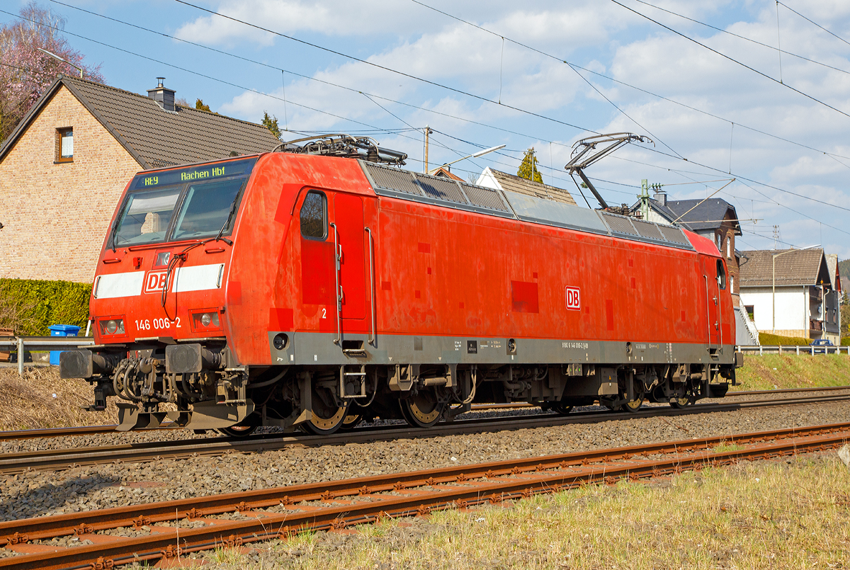
Nach Problemen mit dem Zug, dem RE 9 (rsx - Rhein-Sieg-Express) Siegen - Köln – Aachen im Bahnhof Brachbach/Sieg, rangiert die 
146 006-2 (91 80 6146 006-2 D-DB) der DB Regio NRW im Bahnhof und setzt sich später vor den Steuerwagen.


Die TRAXX P160 AC1 wurde 2001 von ABB Daimler-Benz Transportation GmbH in Kassel unter der Fabriknummer 33813 gebaut.
