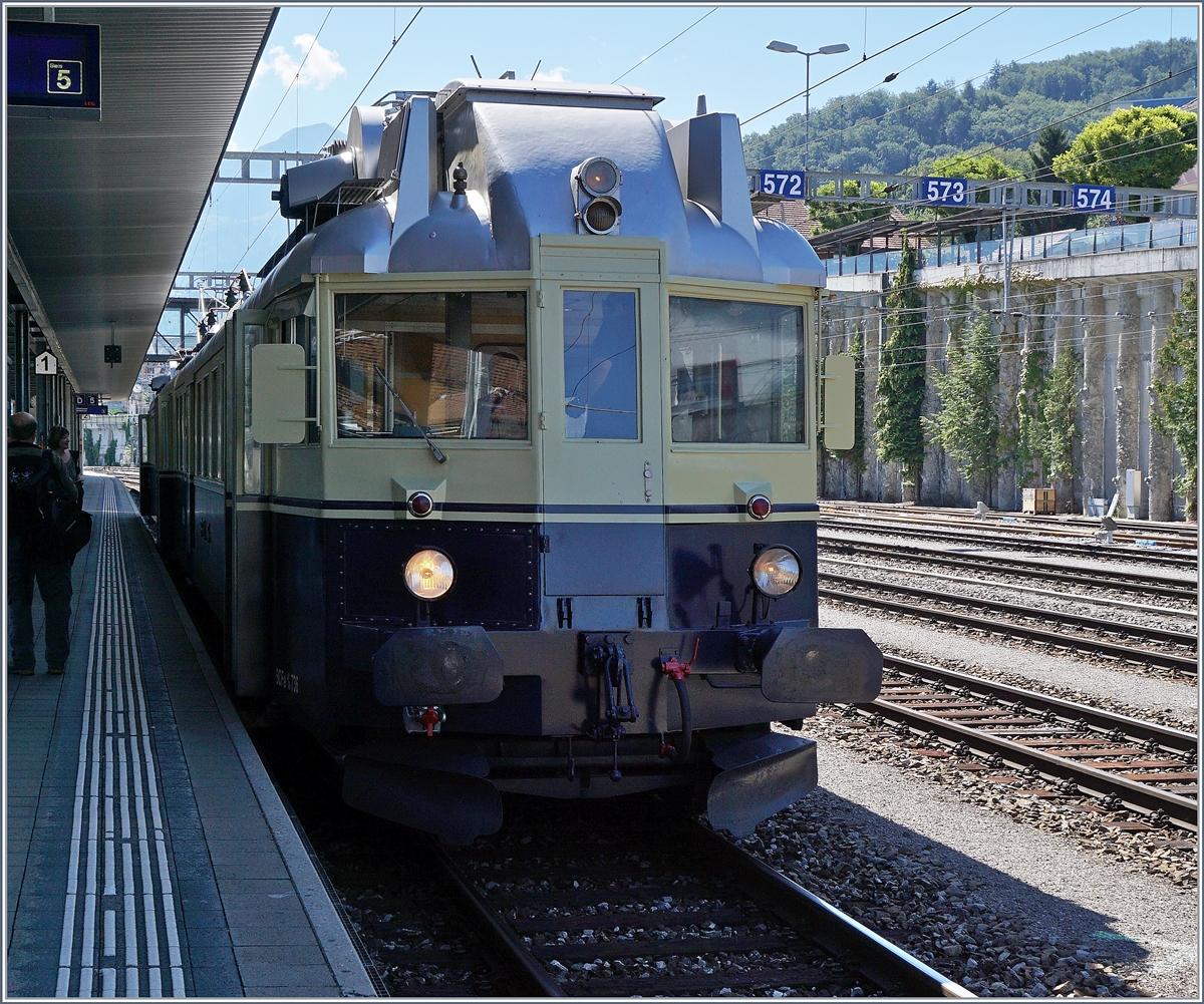 Nach seiner heutigen ersten Fahrt über den Lötschberg ist der BLS BCFe 4/6 736  Blauer Pfeil  in Spiez eingetroffen. Nach einer kurzen Pause wird er planmässiges Regionalzugpaar nach Interlaken übernehmen und dann nochmals nach Brig und zurück fahren. 
14. August 2016 d