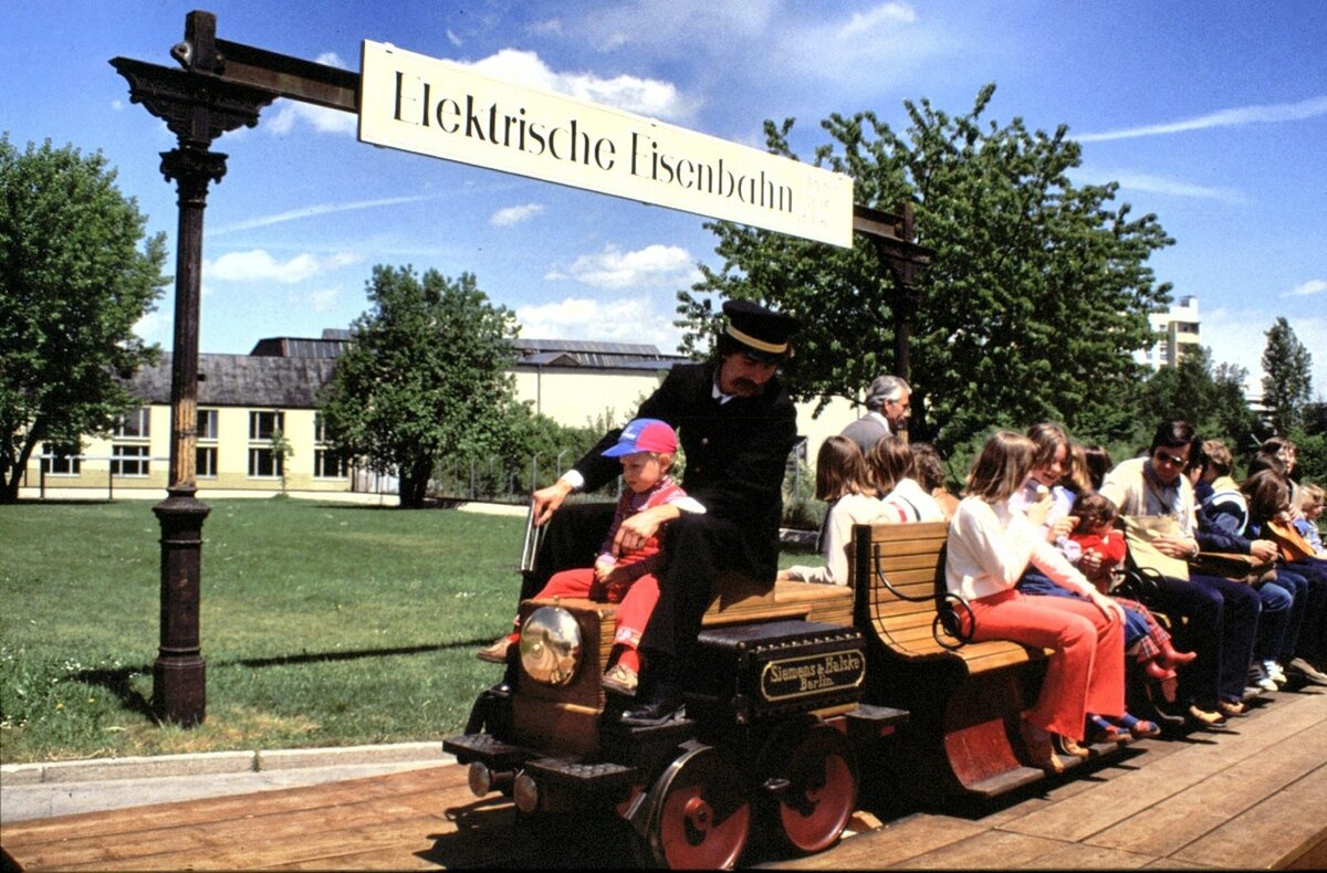 Nachbau der ersten elektrischen Lokomotive von Siemens zum 100 jährigen Jubiläum in München Freimann am 25.05.1979.