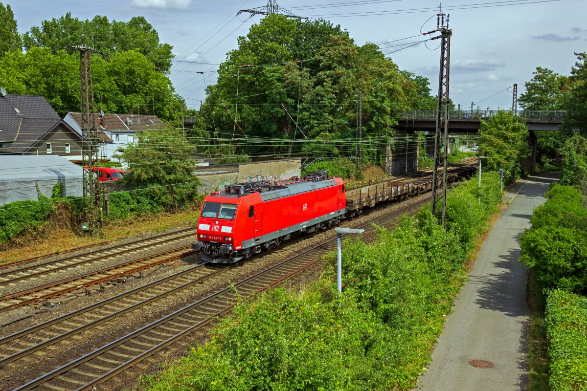 Nachdem 185 027 kurz zuvor solo nach Oberhausen-Osterfeld gekommen war, verl�sst die Lok hier mit einem leeren G�terzug den G�terbahnhof wieder in Richtung S�den.