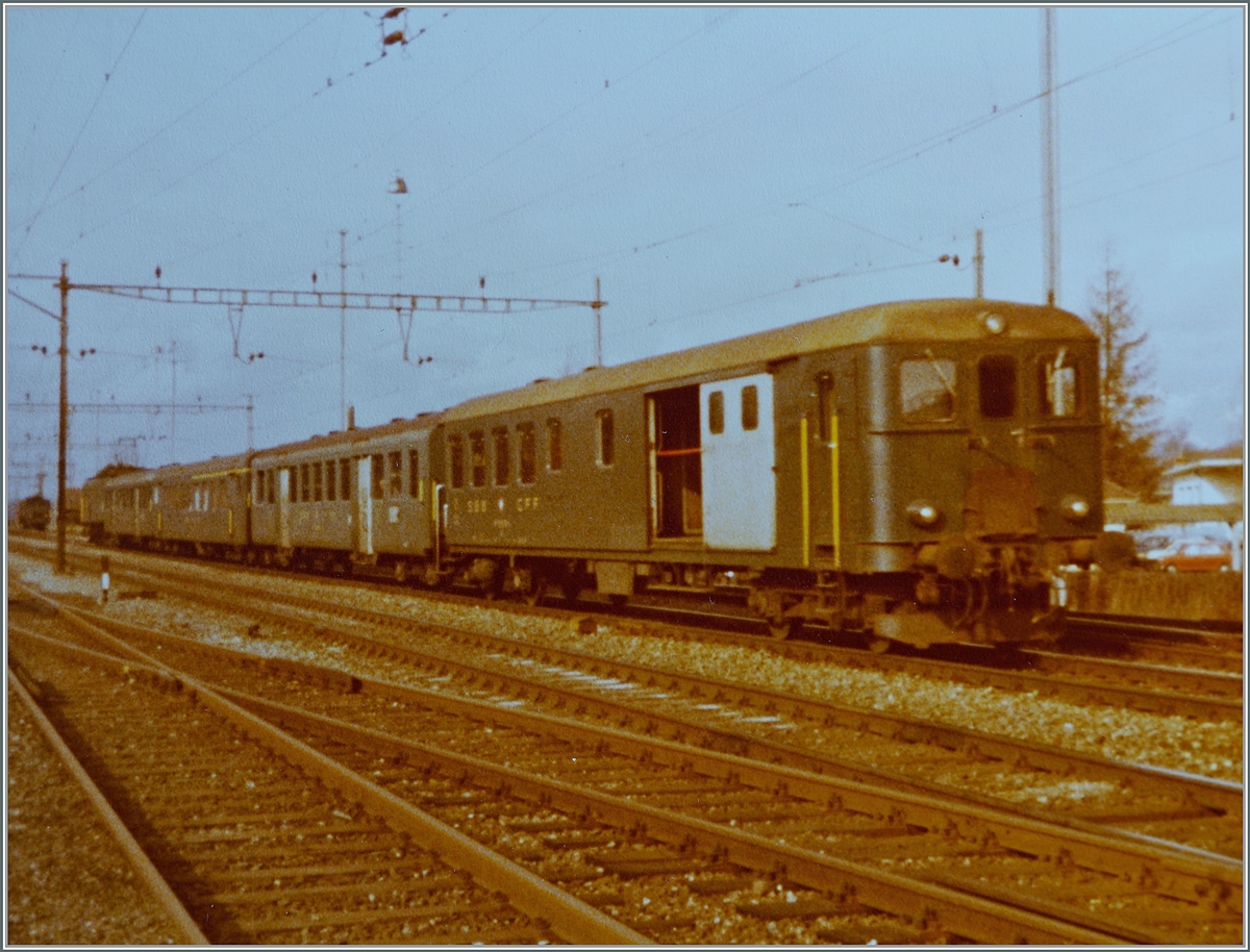 Nachdem die Ae 3/5 den Anforderungen auf der Strecke Lyss - Solothurn - Herzogenbuchsee nicht gewachsen waren (Siehe IS 756463 Link:  ephttps://igschieneschweiz.startbilder.de/bild/schweiz~e-loks~ae-35/756463/bereits-im-sommer-1981-war-abzusehen.html ) 
fand man auf der Strecke Brugg - Lenzburg - Muri eine geeignetes Einsatzfeld. Im Bild ein Regionalzug Brugg - Lenzburg - Muri beim Halt in Dottikon Dintikon mit einer Ae 3/5 am Schluss. Zu jener Zeit schlug ein Stationsvorstand einer benachbarten Station vor, ob es nicht sinnvoll währe. Leichttriebwagen einzusetzen. Er wurde fast gesteinigt...
 
Analogbild vom Januar 1983