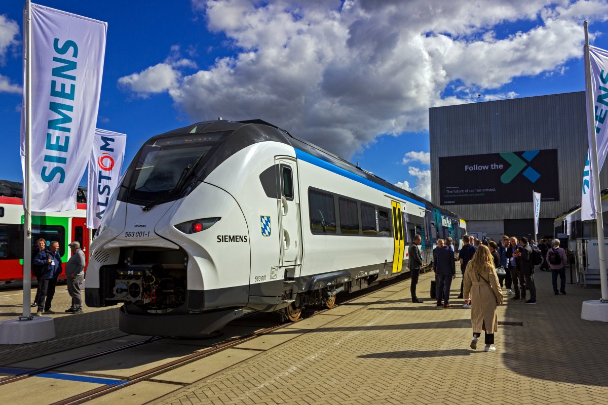 Nachdem Alsthom bereits eine mit Wasserstoff betriebene Variante des LINT-Triebwagens produziert, ist mit der von Siemens entwickelten H2-Version des Mireo ein weiteres Triebfahrzeug in Entwicklung, das die Nutzung von dieselbetriebenen Fahrzeugen auf Nebenstrecken ersetzen soll. Der Vorserientriebzug 90 80 0563 001 soll in Bayern und Baden-W�rttemberg getestet werden und ist entsprechend in den jeweiligen Landesfarben gestaltet, hier die blau/wei�e bayerische Seite.