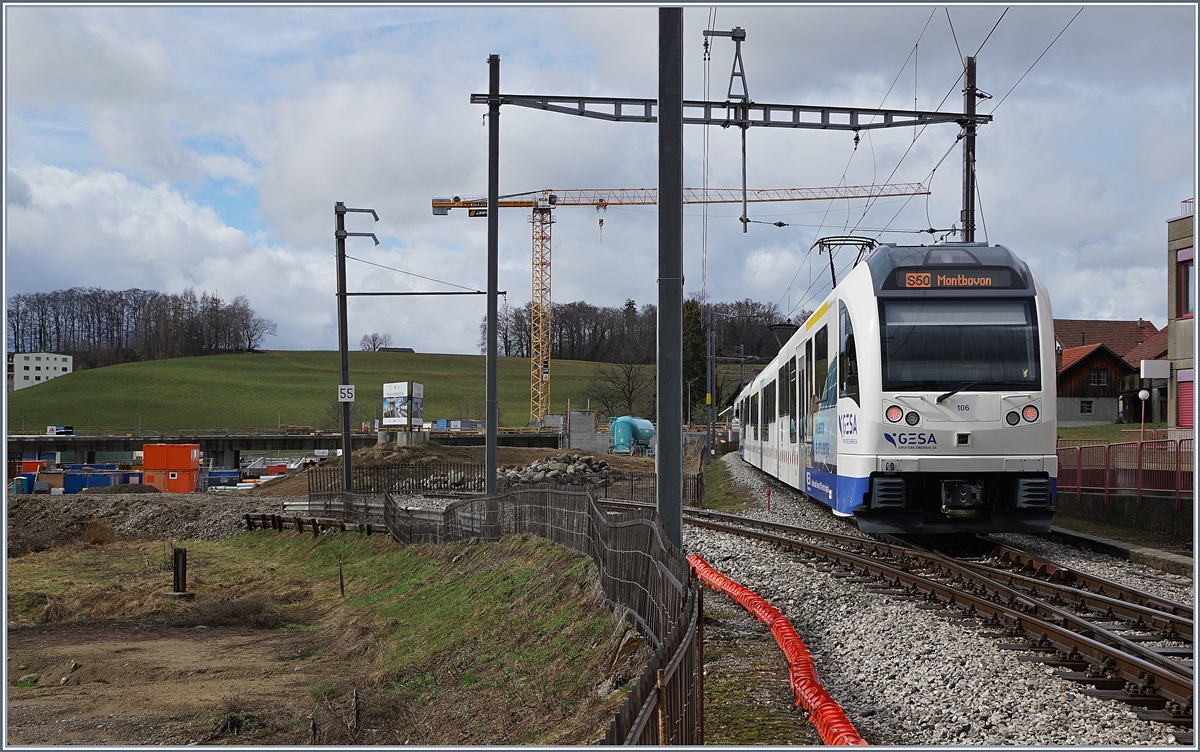 Nachdem am 3. März der letzte Zug von (alten Bahnhof) Châtel-St-Denis nach Palézieux fuhr schaute ich eine Woche später nochmals vorbei und war überrascht, das weite Teile der Strecke und/oder Fahrleitung bereits entfernt wurden, obwohl die Strecke ja nur zwischen dem  alten  Bahnhof und dem Anschluss an den Durchgansbahnhof (hier links im Bild) definitiv stillgelegt wird.

Wie im Bild ersichtlich, fahren die Züge auf dem verbleiben Abschnitt nach Bulle weiterhin, dieser Streckenabschnitt  wird erst im Herbst für den Anschluss an den Durchgangsbahnhof unterbrochen.

10. März 2019