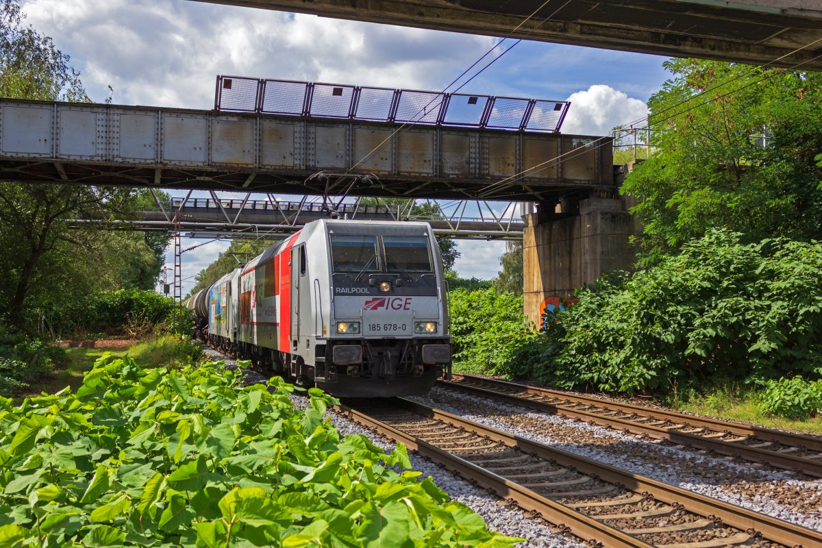 Nachdem die beiden Lokomotiven kurz zuvor mit einem vermutlich leeren Kesselwagenzug in der Gegenrichtung unterwegs waren, dauerte es nicht lange bis zur R�ckleistung. 185 678 hatte auf der Hinfahrt noch Pause, nun arbeitet sie gemeinsam mit 185 716, um eine ausreichende Traktionsleistung bereitzustellen.