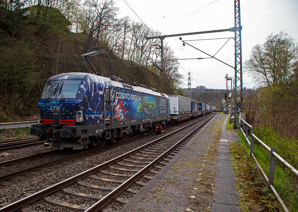 Nachdem eine defekte Weiche bei Schladern wieder repariert ist, vermutlich beim eigleisigen Streckenabschnitt, läuft nun der Zugverkehr wieder auf der Siegstrecke......
Die LTE 193.697 (91 80 6193 697-0 D-LTE) „Cogito Ergo Moveo.“ fährt am 13.04.2022 mit einem KLV-Zug durch Scheuerfeld (Sieg) in Richtung Siegen.

Die Siemens Vectron MS -193 697 wurde 2020 von Siemens Mobilitiy in München-Allach unter der Fabriknummer 22764 gebaut. Sie ist in der Variante A35 und hat die Zulassungen für D/A/I/H/CZ/PL/SK/HR/SLO/SRB/BG/RO.