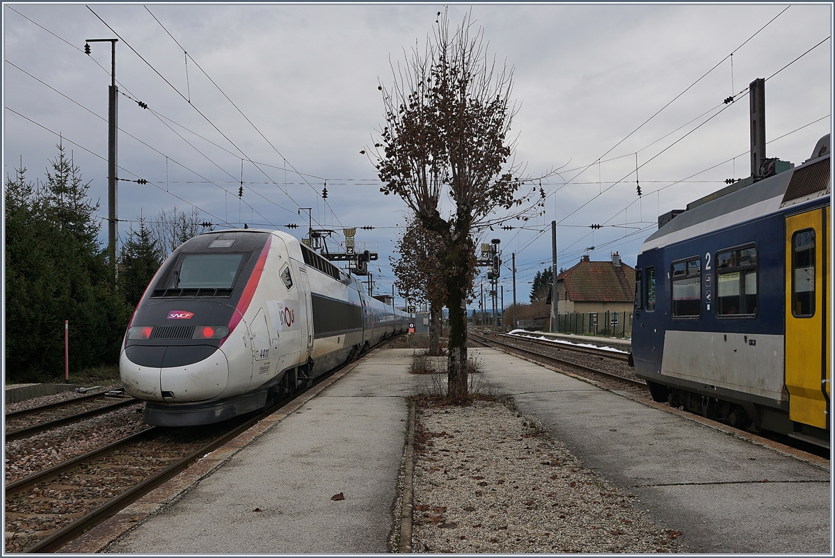 Nachdem einige Reisende in Frasne den TGV Lyria 9261 verlasen haben um mit den NPZ Anschlusszug Richtung Neuchtel zu fahren oder abgeholt worden sind, fhrt SNCF InOui Rame 4411 Richtung Lausanne weiter. 

23. Nov. 2019