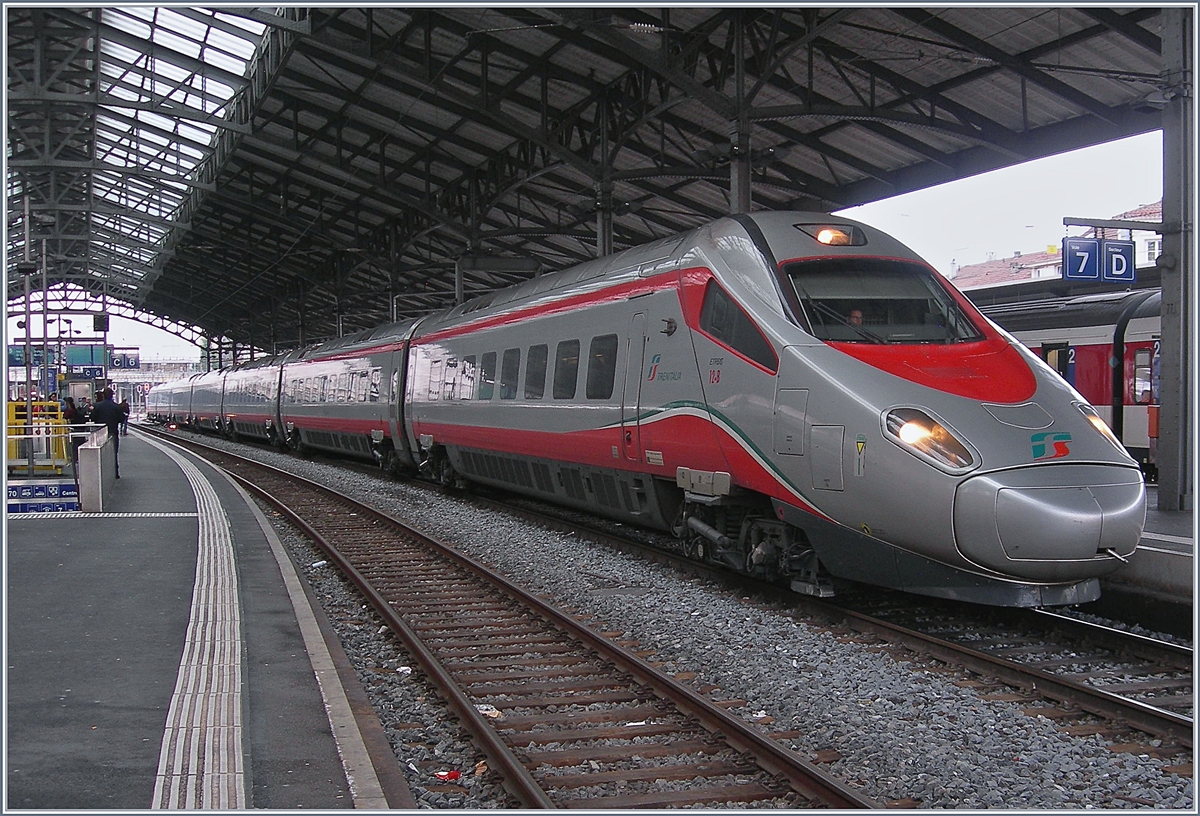 Nachdem der FS Trenitalia ETR 610 am Morgen als EC 35 nach Milano fuhr, kommt er hier als EC 34 wieder zurück. Das Bild zeigt den FS ETR 610 (UIC N° 93 85 5610 112-0 CH-TI) beim Halt in Lausanne am 6. Jan. 2018.