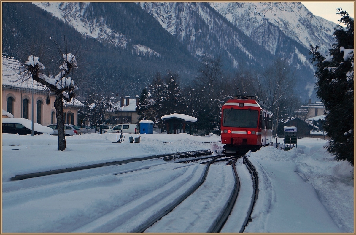Nachdem Hans und Jeanny das Bild gekonnt nachbearbeitet habe, ist es gar nicht mehr so kalt und schattig im Tal, als der TER 18908 Chamonix Richtung St-Gervais-Le Fayet verlässt.
10. Feb. 2015