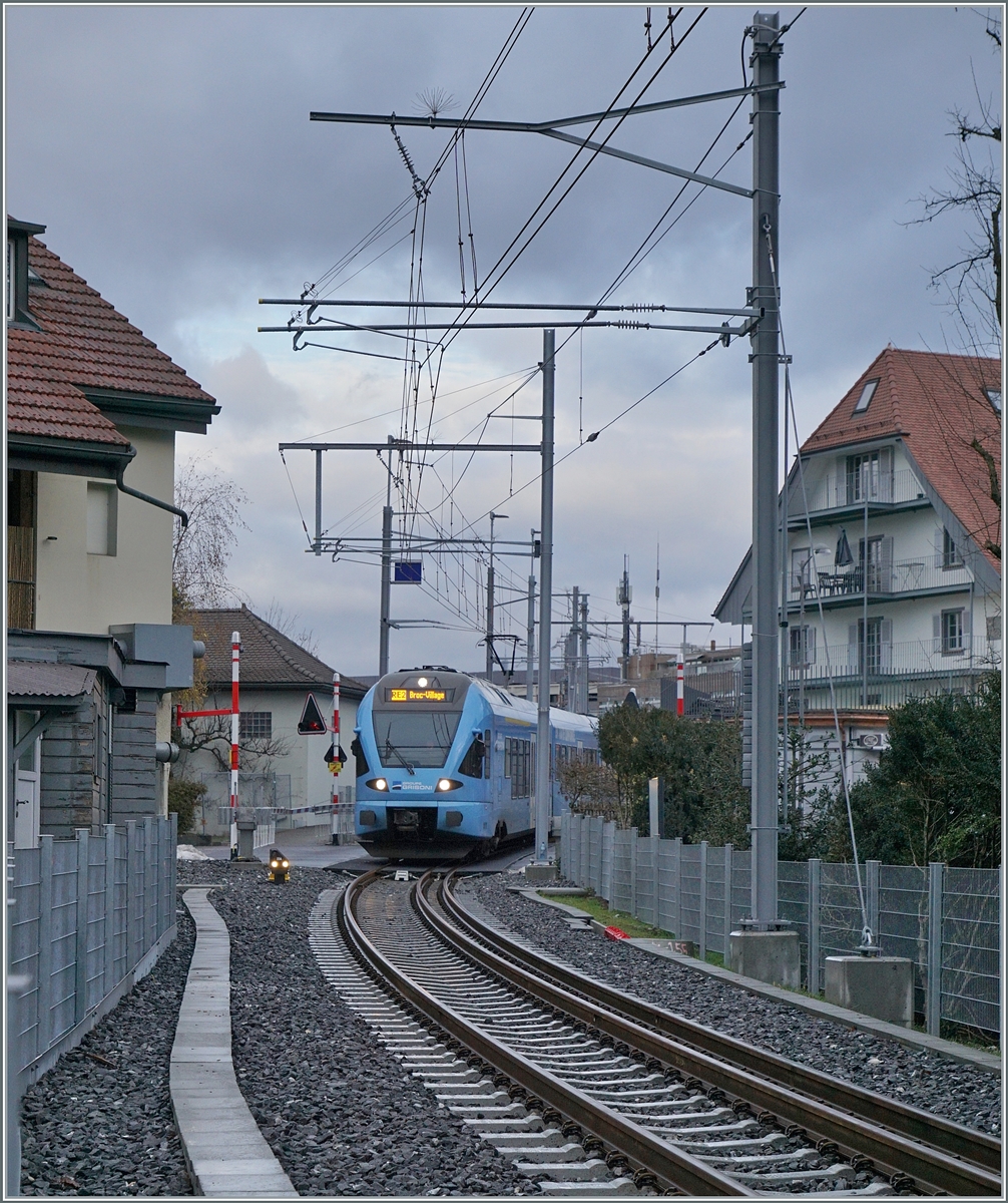 Nachdem ich bereits vermehrt über das neue  Dreischienengleis  der TPF im Rahmen der Umspurung der Strecke Bulle - Broc geschrieben haben hier nun ein paar Bilder. Der Fokus lag auf der Sicht auf das Dreischienengleis, so dass etwas früher als üblich ausgelöst wurde, der entsprechende Zug aber trotzdem als Normal- oder Schmalspurzug zu erkennen ist. Die gut 700 Meter lange Strecke des Dreischiengeleis ist meist nur bei Bahnübergängen zugänglich und führt durch ein recht dicht bebautes Stadtgebiet von Bulle. Da über die Strecke zwei Zugspaare pro Stunde verkehren gibt acht Züge pro Stunde, Normal- und Schmalspurzüge folgen bisweilen auf Blockdistanz. Im Bild ist der TPF RABe 527 198  Groupe Grisoni  und der nicht zu sehende RABe 527 192 als RE 3812 von Bern nach Broc Village kurz nach der Abfahrt in Bulle unterwegs.

22. Dezember 2022 