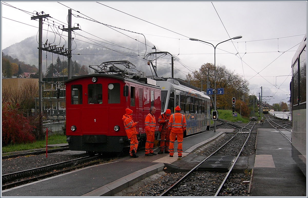 Nachdem die Kiste Platz gefunden hat, konnte leider keine besseres Bild als dieses gemacht werden, da ich gleich anschliessend mit dem Zug rechts im Bild zur Arbeit fahren musste; HGe 2/2 N° 1 und Beh 2/4 72 in Blonay.
8. Nov. 2017