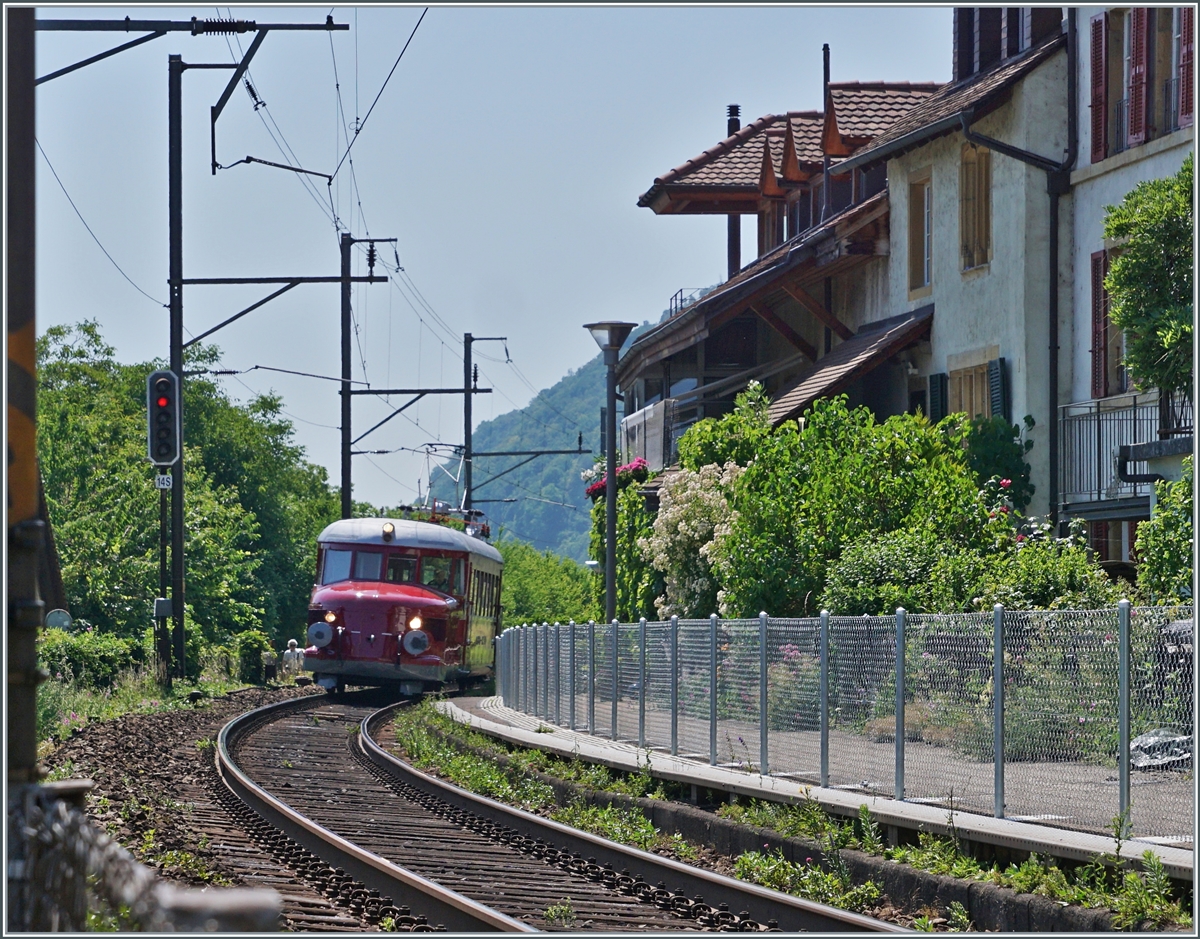 Nachdem die Reisegesellschaft in einem Weingut in Schafis sicherlich gut gespeist hatte, fuhr der OeBB RCe 2/4 607 (Baujahr 1938/Hersteller SLM, MFO, BBC und SAAS) wieder nach Balsthal zur�ck. Ich konnte den formsch�nen Leicht-Schnelltriebwagen hier bei Gegenlicht bei der Durchfahrt in Ligerz fotografieren.
 Der RCe 2/4 607 war der letzte von sieben abgelieferten Roten Pfeilen. Der grosse Erfolg der eleganten Z�ge lies recht schnell die knappe Platzkapazit�t zum Problem werden und die Triebwagen wurden in der Folge vorwiegend im Gesellschaftsverkehr eingesetzt. 1974 kaufte die OeBB den RCe 2/4 607 und setzte den nun blau lackierten Triebzug zwischen Oensingen und Balsthal ein. Nach einer Revision 1988/89 fuhr er wieder als  Roter Pfeil  f�r die OeBB. In den Jahren 2022/23 versetzte die OeBB den Triebwagen dann in urspr�ngliche Form, wie er jetzt zu sehen und erleben ist. 19. Juni 2025