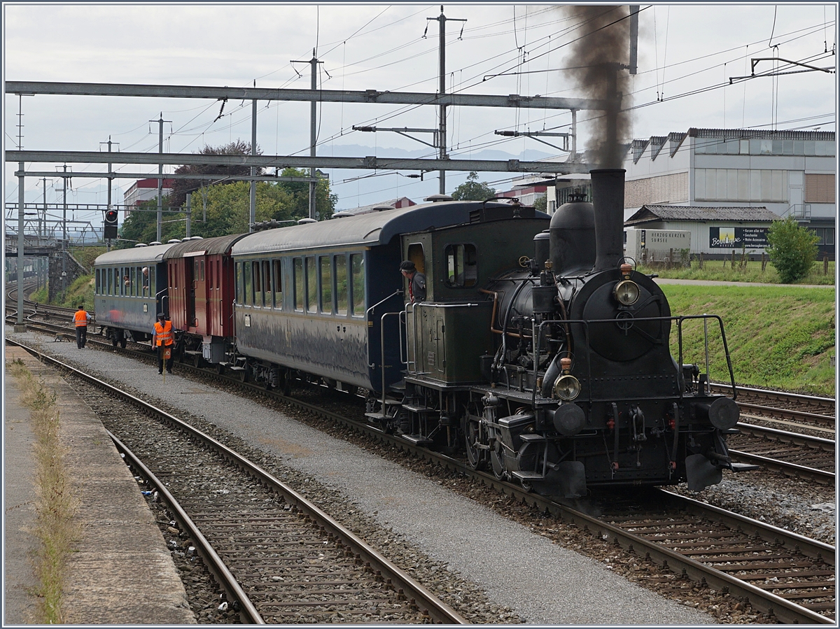 Nachdem die ST E 3/3 N° 5 in Sursee ihren Zug umfahren ist dieser für die Rückfahrt nach Triengen bereit, doch es dauert noch einen Augenblick bis das Bahnsteiggleis 1 in Sursee frei ist.
27. Aug. 2017