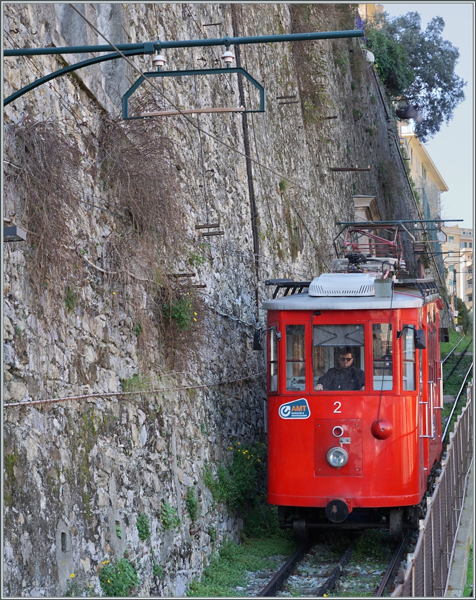 Nachdem wir eine Weile gewartet haben, bzw. in der Zwischenzeit kurz im Hotel unser Gep�ck holen gingen, kam dann doch ein Zug der Ferrovia Principe-Granarolo Zahnradbahn. Die relativ lange Wartezeit von einer Stunde war planm�ssig und d�rfte wohl dem Personal erlaubt haben, sich auszuruhen. 
Im Bild zu sehen ist der Triebwagen N� 2 der Ferrovia Principe-Granarolo Zahnradbahn kurz vor der Ankunft in der  Talstation  Principe. 

2. M�rz 2026