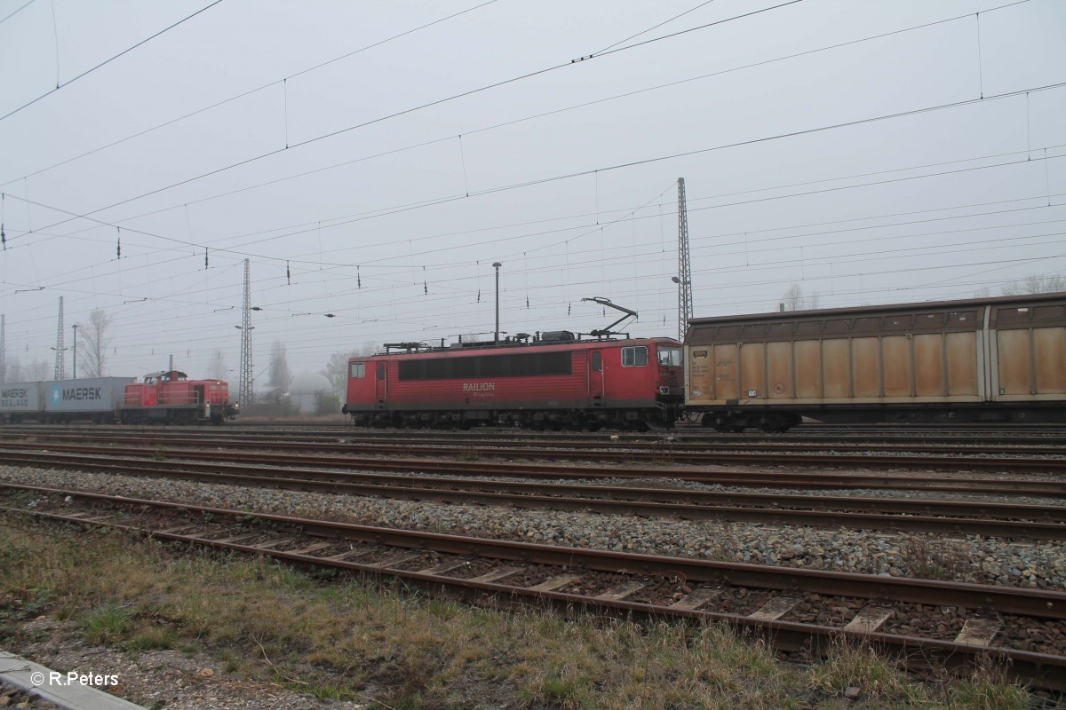 Nachschuss 155 068-0 fährt in Leipzig Schönefeld mit einem gemischten Güterzug ein. 29.03.14