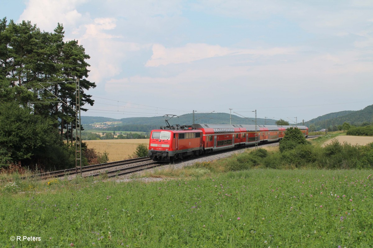 Nachschuss auf 111 206 mit dem RE nach München bei Darshofen. 25.07.14