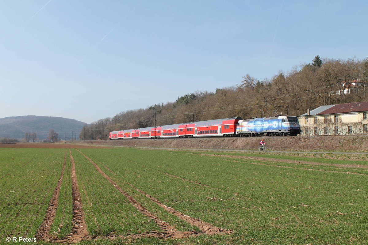Nachschuss auf 146 247-2 die ihren RE 55 4614 Bamberg - Frankfurt/Main bei Gambach schiebt. 16.03.17