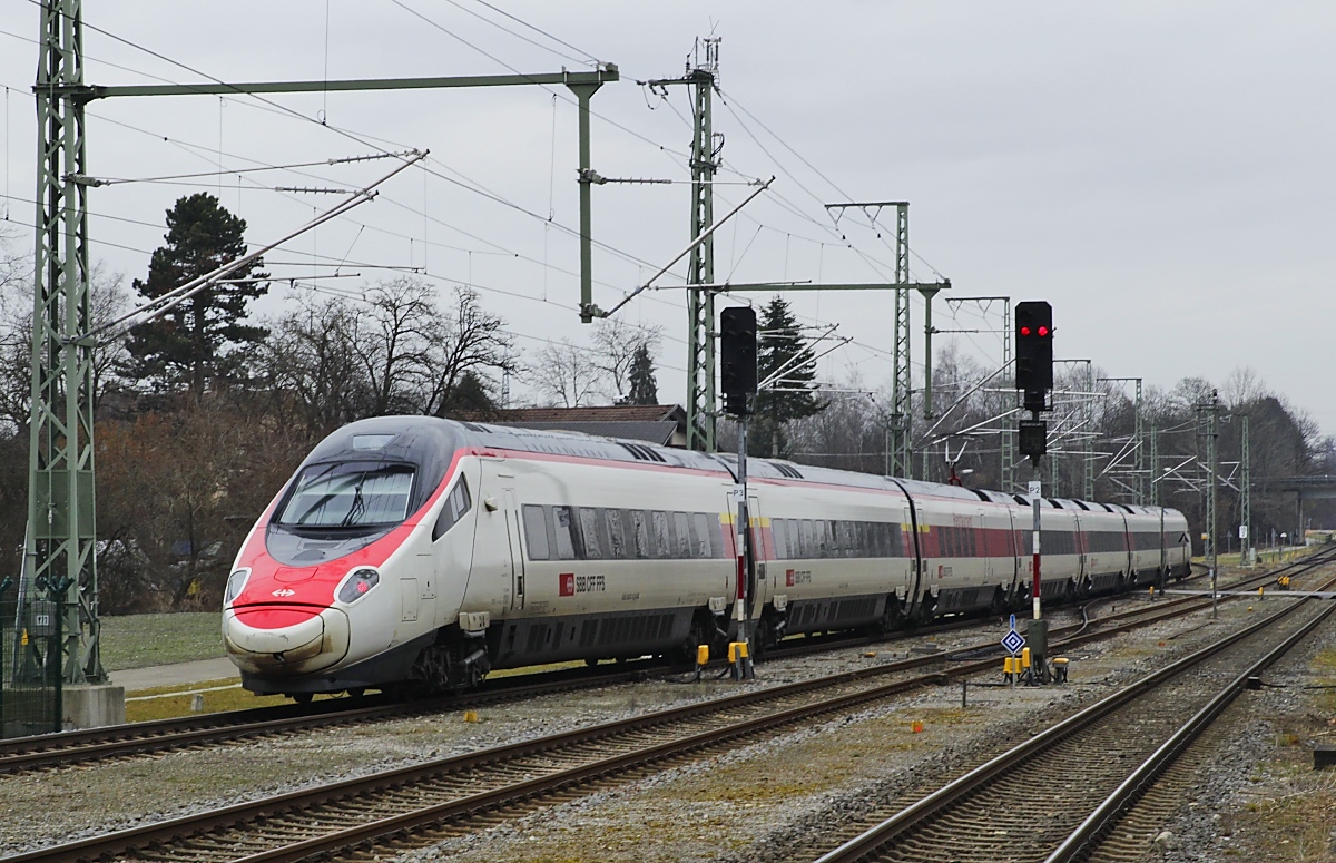 Nachschuss auf einen RABe 503, der mit einem EC auf dem Weg nach München am 24.02.2023 den Bahnhof Hergatz durchfährt. Hier ist zu erkennen, dass lediglich die Gleise 2 und 3 elektrifiziert worden sind. Am Tag der Aufnahme des elektrischen Betriebes wurde ausgerechnet der Premierenzug von Zürich nach München Murphys Gesetz folgend auf Gleis 1 geleitet...