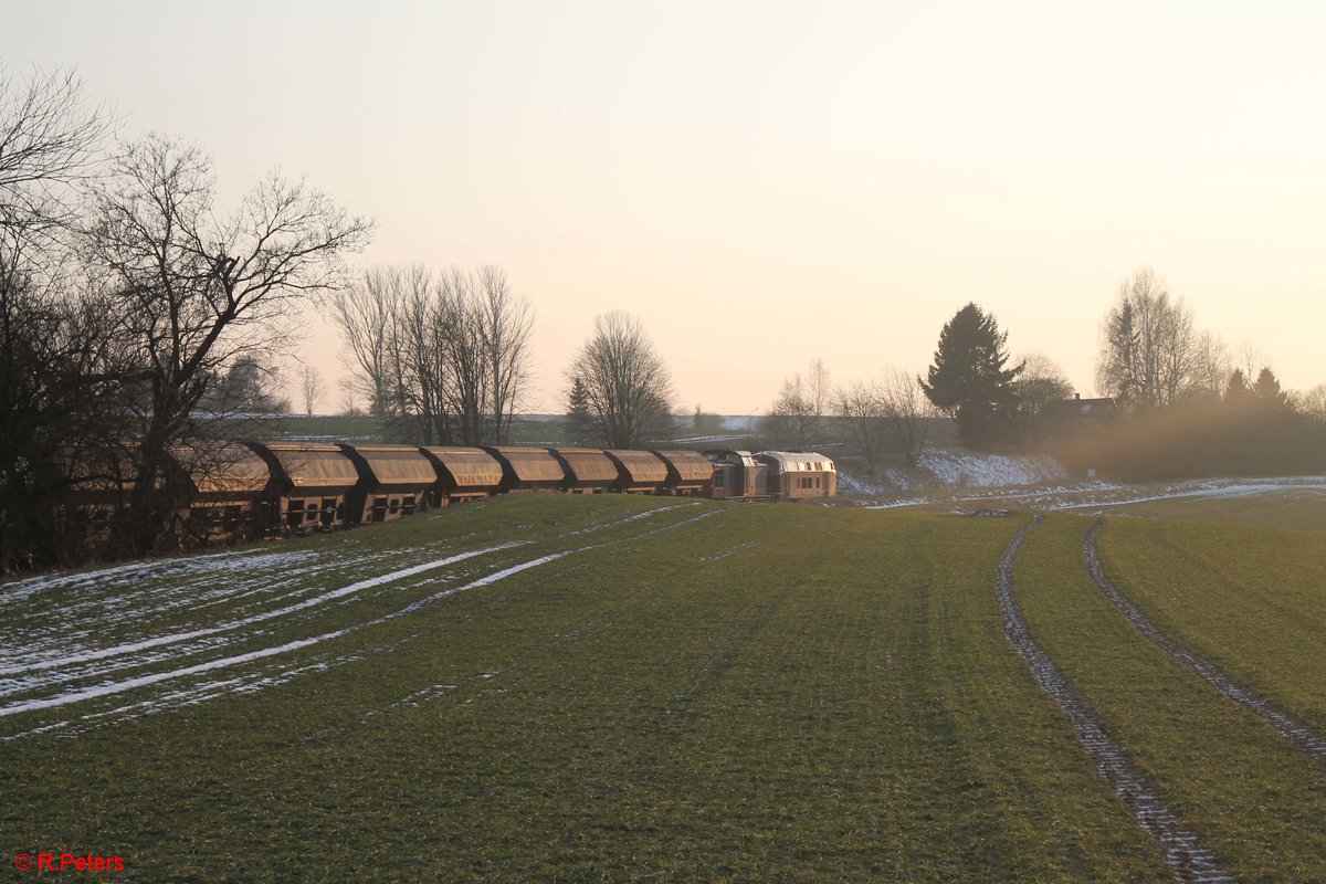 Nachschuss auf IGE 216 224 und 745 701 ziehen den LovoChemie Zug DGS 45394 aus Lovosice nach Herbertingen überquert das Fichtenaab Viadukt bei Seußen in Richtung Marktredwitz. 21.02.18