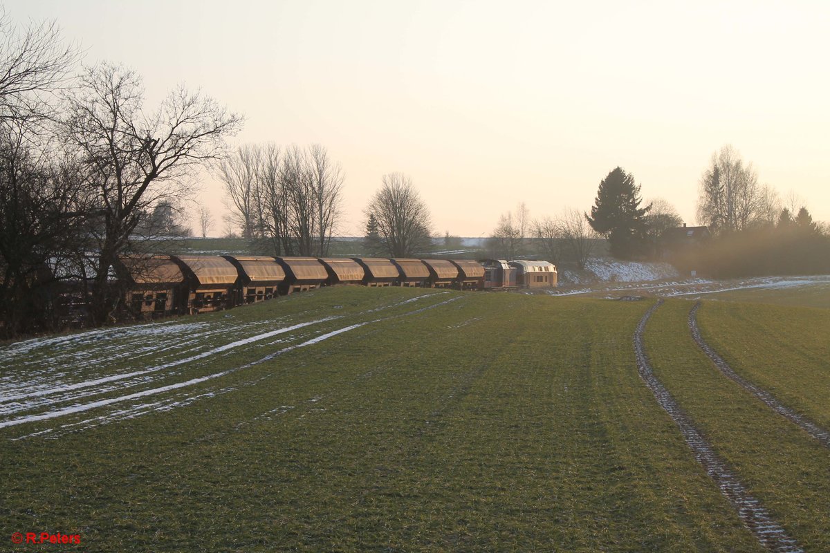 Nachschuss auf IGE 216 224 und 745 701 ziehen den LovoChemie Zug DGS 45394 aus Lovosice nach Herbertingen überquert das Fichtenaab Viadukt bei Seußen in Richtung Marktredwitz. 21.02.18
