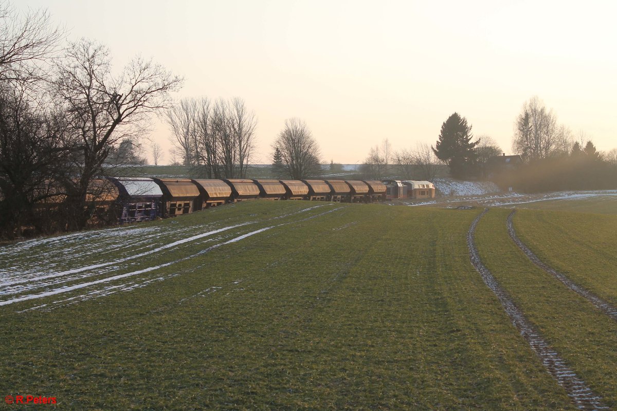 Nachschuss auf IGE 216 224 und 745 701 ziehen den LovoChemie Zug DGS 45394 aus Lovosice nach Herbertingen überquert das Fichtenaab Viadukt bei Seußen in Richtung Marktredwitz. 21.02.18