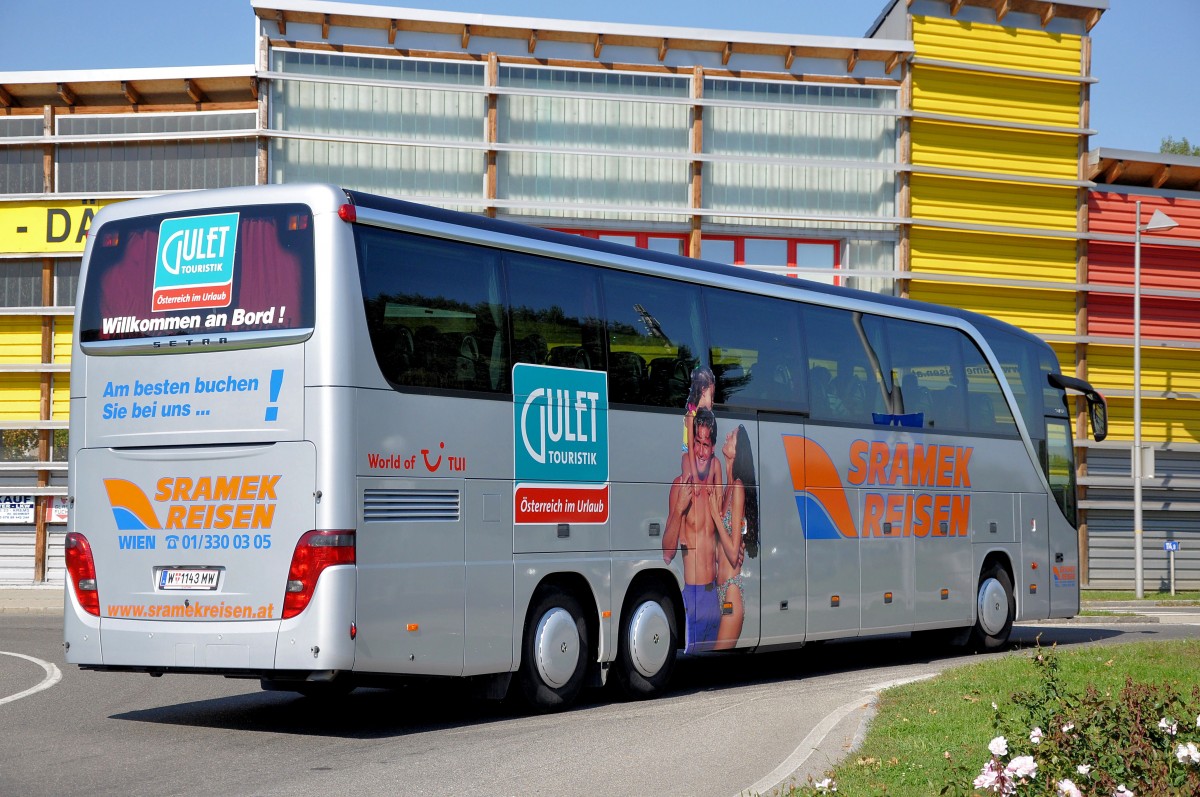  Nachschuss  auf den SETRA 417 HDH von SRAMEK Reisen aus �sterreich,im September 2013 in Krems gesehen.