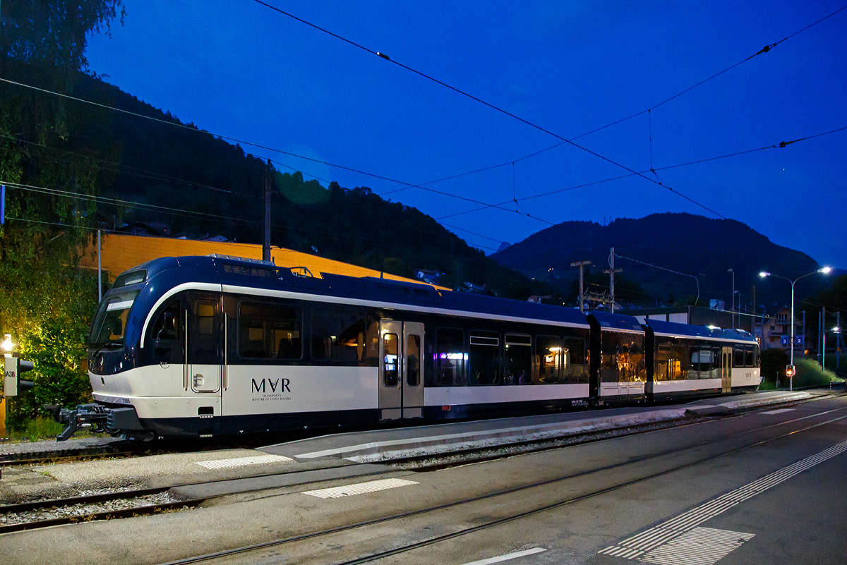 Nachtruhe für den  MVR SURF 7505 bzw.  ABeh 2/6 7505, ein Triebwagen für gemischten Adhäsions- und Zahnradbetrieb vom Typ Stadler SURF ABeh 2/6, am 18.05.2018 in Blonay.

Unter der Leitung der GoldenPass-Gruppe hat die Transports Montreux–Vevey–Riviera  (MVR) im März  2013 bei Stadler 8 dieser neuen Triebfahrzeuge des Typs ABeh  2/6 für den gemischten Adhäsions-  und  Zahnradbetrieb bestellt. Sie basieren teilweise auf der Technik der Stadler  Gelenktriebwagen GTW 2/6. 

Die wartungsfreundliche Meterspurbahn ist für eine maximale Betriebsgeschwindigkeit von 60 km/h vorgesehen. Die hellen und bequemen Fahrgasträume sind mit moderner Sicherheitstechnik  ausgestattet und machen die Reise zu einem angenehmen Erlebnis. Der Zug bietet 106 Sitzplätze, davon 12 in der 1.Klasse. Die variablen Multifunktionsabteile in den Einstiegsbereichen können an die  saisonalen Bedürfnisse angepasst werden.  Der ergonomische und  bequeme Führerraum mit separatem  Zugang trägt den Anforderungen des Personals Rechnung.  MVR vereinheitlicht mit dieser Bestellung die  Fahrzeugflotte und optimiert somit auch die Instandhaltung.

Technische Merkmale:
Wagenkasten aus Aluminium-Strangpressprofilen für einehöhere Lebensdauer und leichtere Instandhaltung bei gleichzeitig geringerem Fahrzeuggewicht.
Luftgefederte Drehgestelle sorgen für noch mehr Komfort und eine verbesserte Laufruhe.
Leistungsstarke elektrische Rekuperationsbremse.
Modernste Elektronik für die Fahrzeugsteuerung.
Mehrfachtraktion von bis zu drei Zügen möglich.

TECHNISCHE DATEN:
Fahrzeugbezeichnung: ABeh 2/6
Anzahl Fahrzeuge: 8
Inbetriebsetzung: 2016
Spurweite: 1.000 mm
Achsanordnung: 2’Bo’2’
Länge über Puffer: 39.234 mm
Fahrzeugbreite:  2.650 mm
Fahrzeughöhe: 3.852 mm
Achsstand Motordrehgestell: 2.480 mm
Achsstand Laufdrehgestell: 1.900 mm
Treibraddurchmesser (neu): 798 mm
Laufraddurchmesser (neu): 700 mm
Speisespannung:  960 VDC
Leistung: 900 kW
Max. Zugkraft Adhäsion: 70 kN
Max. Zugkraft Zahnrad: 135 kN
Anfahrtsbeschleunigung max.1,3 m/s²
Höchstgeschwindigkeit Zahnrad, bei einem Gefälle von 200 ‰: 20 km/h talwärts / 30 km/h bergwärts
Höchstgeschwindigkeit Adhäsion (zulässige Höchstgeschwindigkeit): 60 km/h
Sitzplätze:  1. Klasse 12 / 2. Klasse  63 und 31 Klappsitze  
Stehplätze (4 Pers./m²): 65
Fußbodenhöhe: Niederflur 400 mm / Hochflur  980 mm
Einstiegbreite: 1.300 mm
Kasten-Längsdruckkraft: 800 kN

Quelle: Stadler Rail