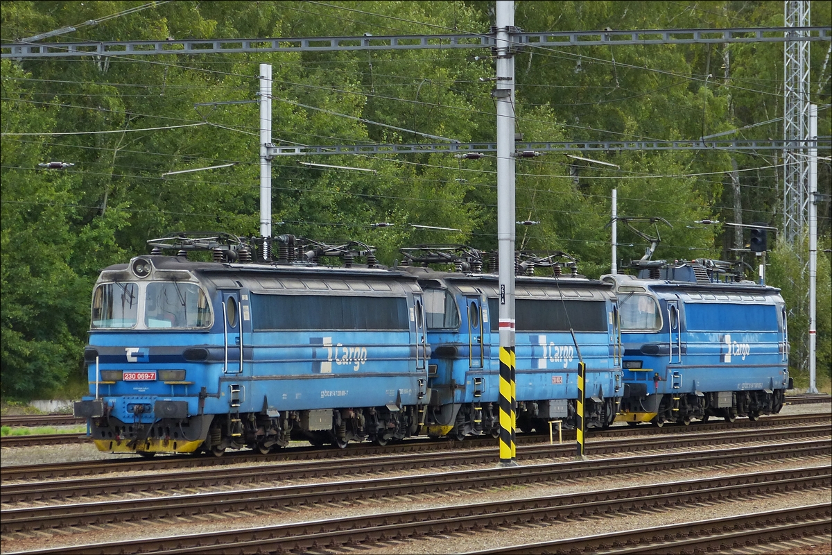 Nahe dem Bahnhof Horni Dvoriste in Tschechien stehen diese 3 Elektroloks im Gleisvorfeld abgestellt. Lok 230 069-7, 230 053-1 von der letzten fehlt mir leider die Nr.  22.08.2018  (Hans)