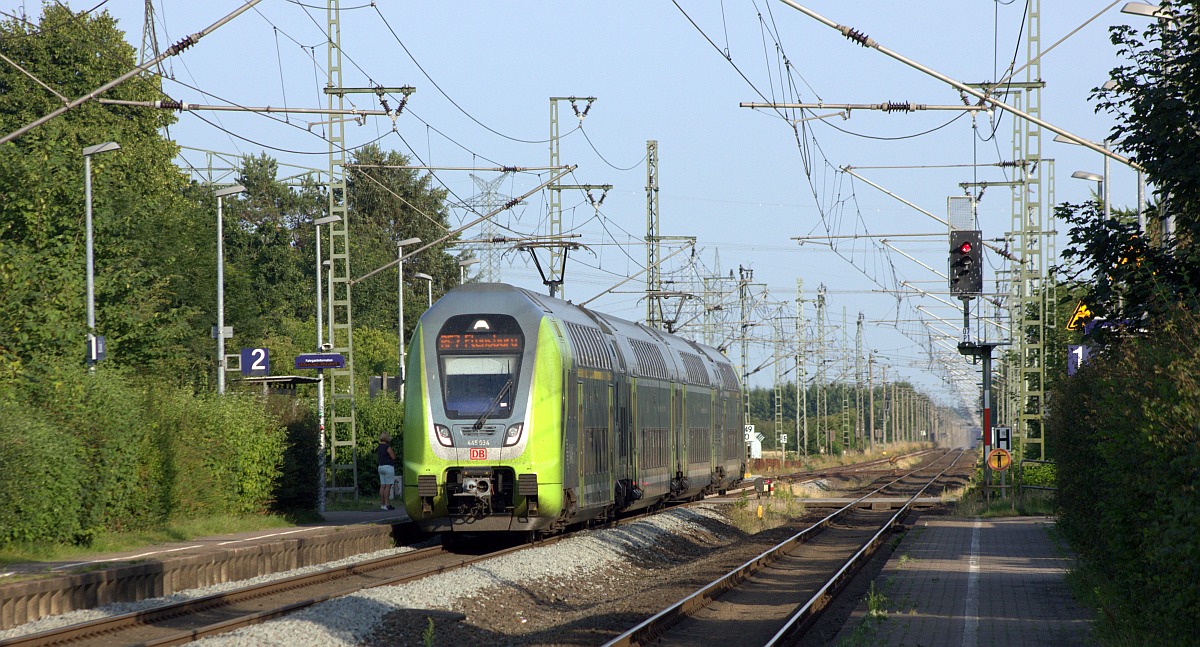 NAH.SH 445 034+014 als RE 7 nach Flensburg. Jübek 19.07.2022