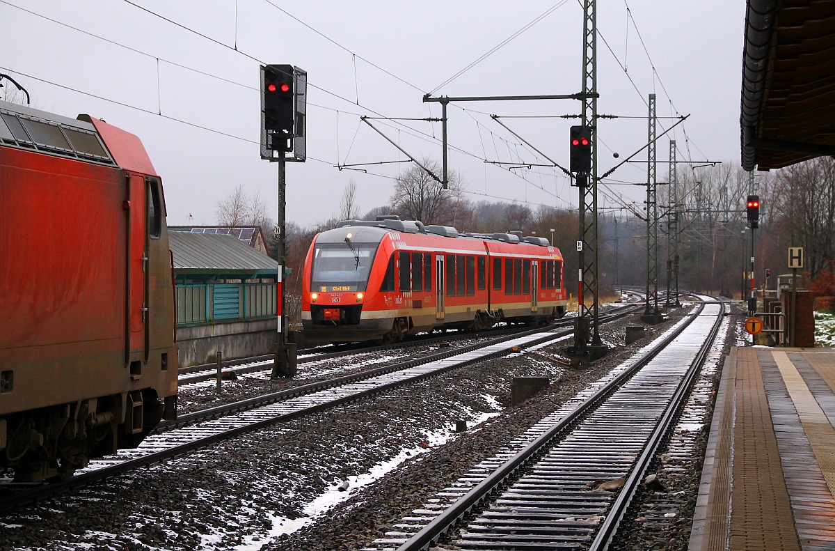 NAH.SH 648 457/957 nach Kiel hat Einfahrt in Bhf Schleswig während die 185 324 noch auf Ausfahrt wartet. 08.12.2013