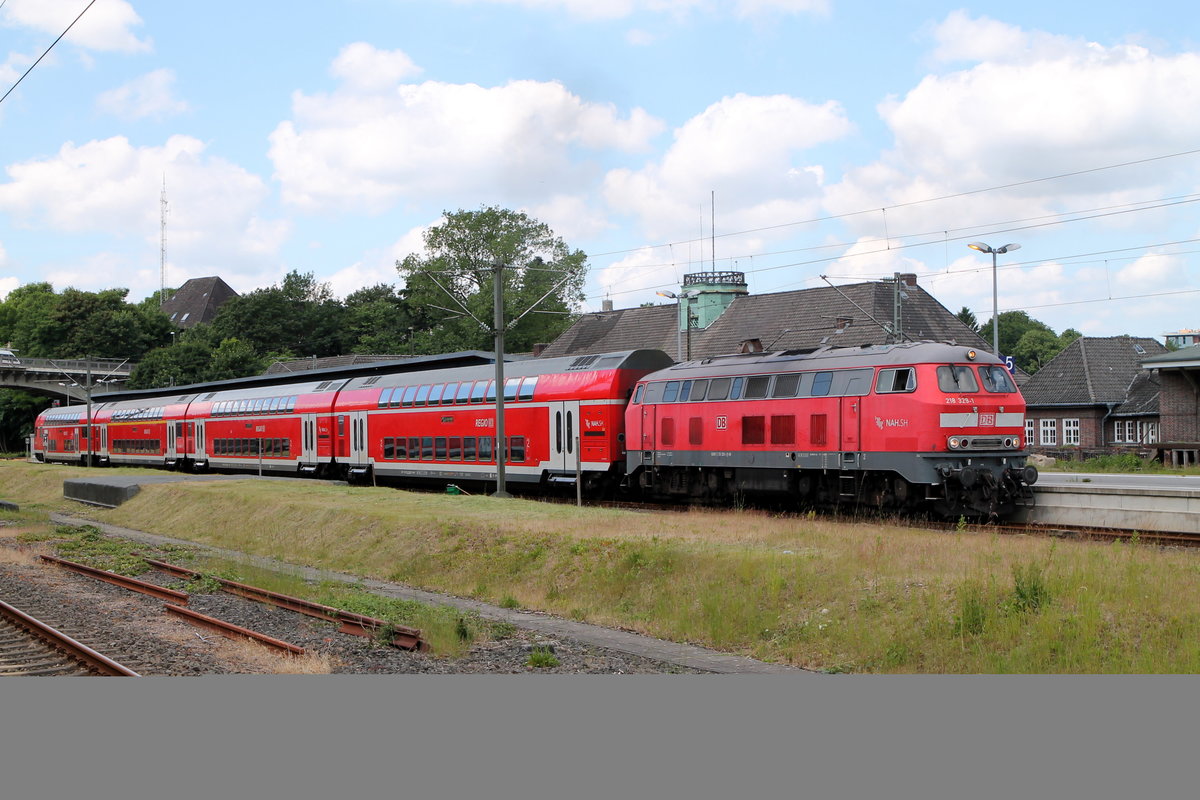 NAH.SH/DB Regio Kiel 218 329-1 mit einem RE nach Kiel steht abfahrbereit im Bhf Flensburg. 19.06.2017