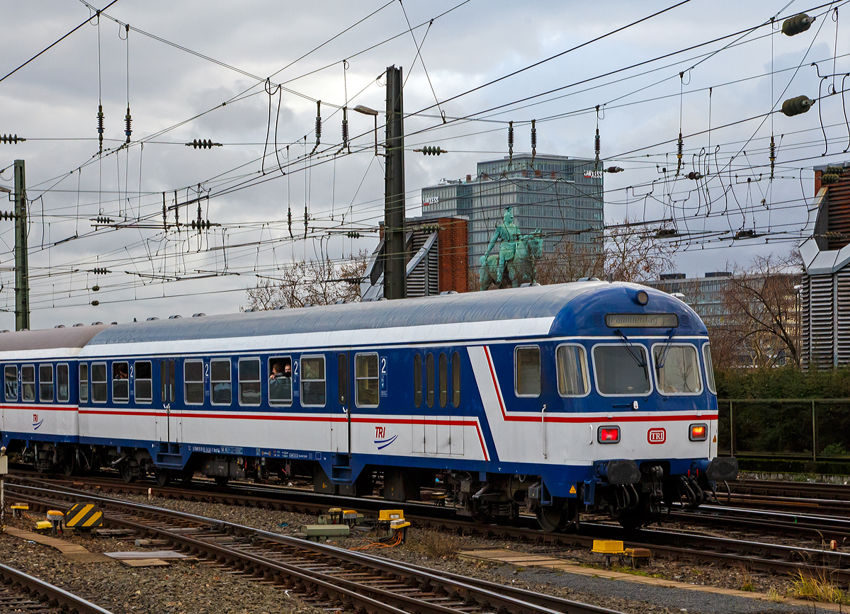
Nahverkehrs-Steuerwagen 2. Klasse mit Gepäckfalttüren und Führerstand „Karlsruher Kopf“ (n-Wagen / ex Silberling) der Gattung Bnrdzf 463.0 (ex BDnrzf 740.2), D-TRAIN 50 80 82-34 241-3 der TRI Train Rental GmbH, am 22.12.2018 bei der Ausfahrt aus den Hbf Köln.

Die ursprüngliche Wagen (BDnrzf 740.2) wurde zwischen 1972 und 1977 vom AW Karlsruhe gebaut.

TECHNISCHE DATEN:
Spurweite: 1.435 mm
Länge über Puffer: 26.400 mm
Wagenkastenlänge: 26.100 mm
Wagenkastenbreite:  2.825 mm
Höhe über Schienenoberkante: 4.050 mm
Drehzapfenabstand: 19.000 mm
Achsstand im Drehgestell: 2.500 mm
Drehgestellbauart:  Minden-Deutz 432
Leergewicht:  31 t
Höchstgeschwindigkeit:  140 km/h
Sitzplätze: 64 in der 2. Klasse sowie 16 Klappsitze 
Abteile:  2 Großräume 2. Klasse und1 Mehrzweckraum (ehemals Gepäckraum)
Toiletten:  keine
Zulassung: Deutschland, Österreich, Schweiz
Bemerkungen: Design Hannover; Gepäckfalttüren
