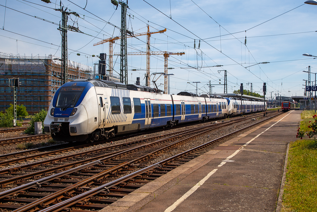 
National Express 652 (ein dreiteiliger Bombardier Talent 2) gekuppelt mit  National Express 368 (ein fünfteiliger Bombardier Talent 2) verlassen am 01.06.2019, als RE 7  Rhein-Münsterland-Express  (Rheine - Münster - Wuppertal - Köln - Krefeld), den Bahnhof Köln Messe/Deutz.