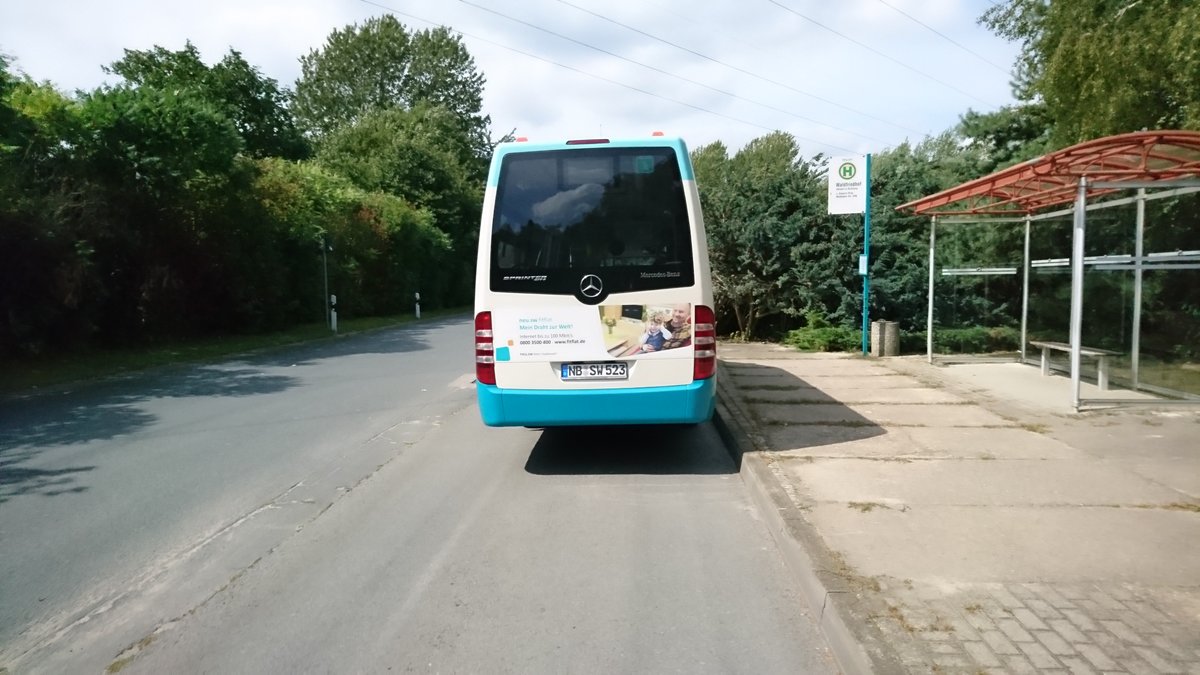 ....NB SW 523 ist ein ungewohntes Bild ein Mercedes Sprinter auf der Linie 8 am Waldfriedhof zu sehen aber durch bauarbeiten im August wurde an Wochenenden ein shuttle-Service zwischen der Kozaliner Stra�e und den Waldfriedhof eingerichtet 
