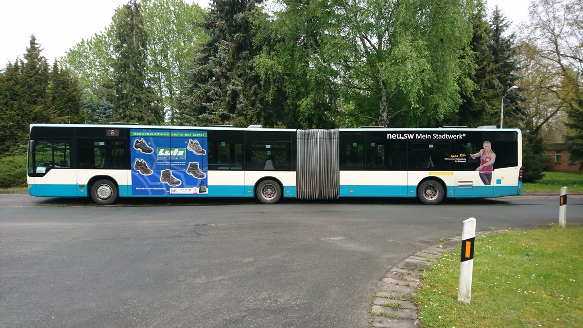 ....NB SW 584 am Waldfriedhof auf der Linie 8 mit seinem Traffic Board f�r Lutz Berufsbekleidung  (Mai 2017)
