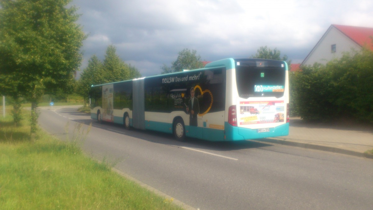 .....NB SW 594 noch in der ganzen länge zu sehen ein paar kleine Änderungen sind an den Citaro zusehen aber da musste man echt genau hinschauen weil das meiste hat sich im inneren geändert
....die zwei neuen werden dann zum Fahrplanwechsel der am 31.8.vollzogen wird,die Fahrzeuge ersetzen was zur Zeit dann die ältesten Wagen im Bestand waren,wobei es sich um
(NB SW 577,578)