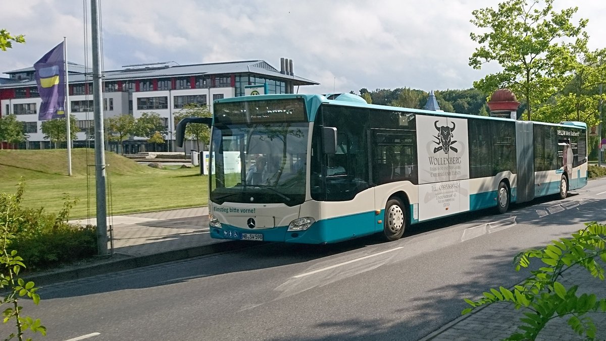 ....NB SW 596 der Stadtwerke Neubrandenburg einer der zwei neuen Citaro mit einigen Ver�nderungen an den Bussen und mittlerweile auch schon mit Werbung f�r ein Restaurant der Stadt Neubrandenburg hier auf der Linie 2 im September 2017 
