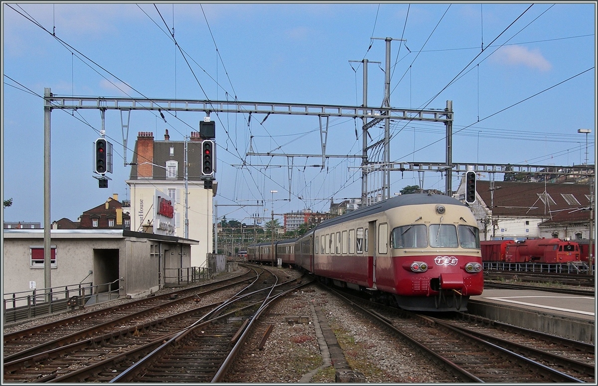 NBS ist nicht einen Erfindung unsere Tage: am 16 Mai 1915, also vor genau 100 Jahren, wurde der 6099 Meter lange Mont d'Or Tunnel zwischen Vallorbe (CH) und Longevilles Rochjean (F) eröffnet und ersparte den Zügen auf der Fahrt über die Simplonstrecke den Umweg über Pontarlier. Grund genug den Tag mit dem wohl faszinierenstem Zug der je auf dieser Strecke fuhr - dem TEE  Cislpin , der hier in Form des RAe TEE II auf seine alte Stammstrecke zurückkehrte und von Lausanne nach Vallorbe fuhr. Einen lieben Dank an Julian für den kleinen Besuch und den grossen Tipp.
Lausanne, den 16. Mai 2015