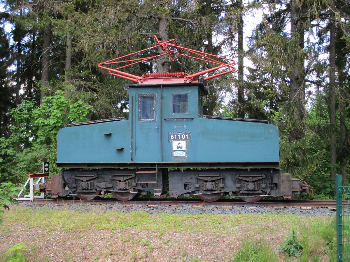 Neben der Bergbahnstation in Lichtenhain steht die 611 01.Aufgenommen am 27.Mai 2020.